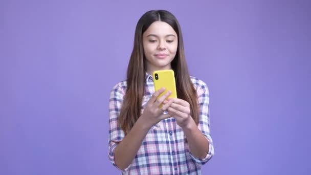Schoolkid Anrufbeantworter isoliert Glanz Farbe Hintergrund — Stockvideo
