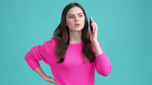 Lady answer device call misunderstanding isolated cyan color background — Wideo stockowe