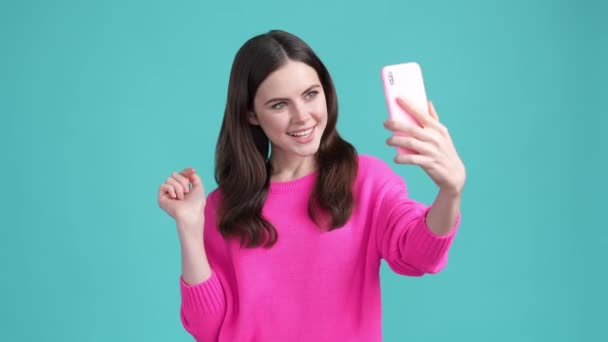 Senhora fazer selfie gadget fazer sinal enviar ar beijo isolado cor ciano fundo — Vídeo de Stock