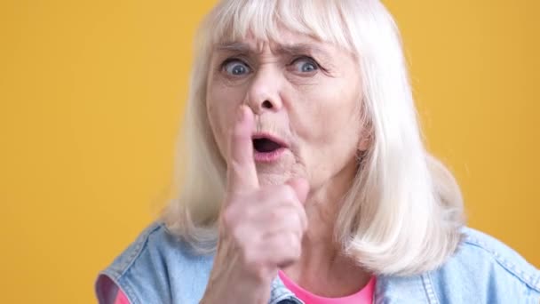 Rage aged lady teacher scolding kids screaming isolated vivid color background — Stockvideo