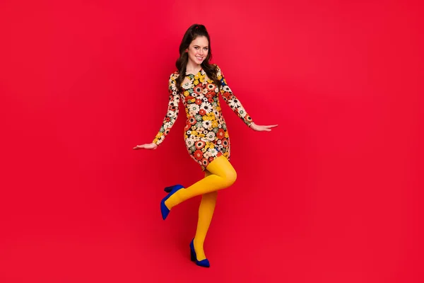 Full längd kroppsstorlek bild av attraktiv glad flicka dans poserar gott humör isolerad över klarröd färg bakgrund — Stockfoto