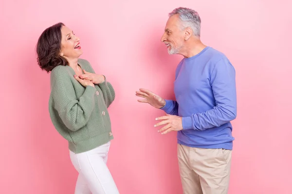 Profil Porträt von flippigen fröhlichen Partnern kommunizieren Spaß haben Lachen isoliert auf rosa Hintergrund — Stockfoto