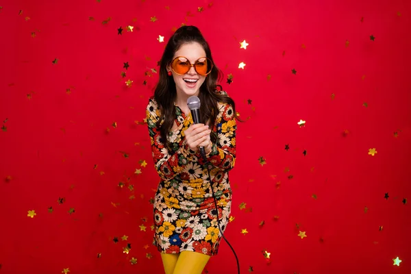 Porträtt av attraktiva glada trendiga flicka sång hit singel firar gamla skolan isolerad över klarröd färg bakgrund — Stockfoto