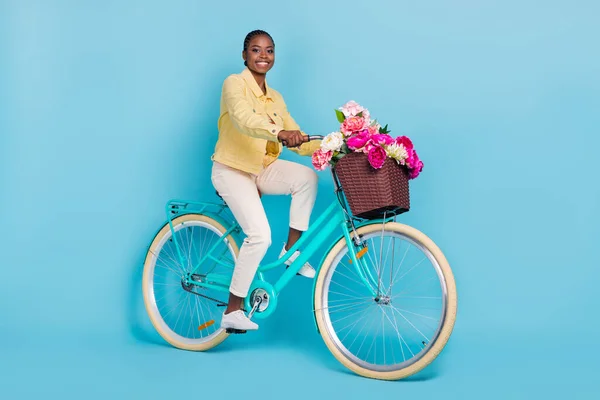 Tamanho do corpo de comprimento total vista de menina atraente andar de bicicleta passar o dia tempo livre isolado sobre fundo de cor azul brilhante — Fotografia de Stock