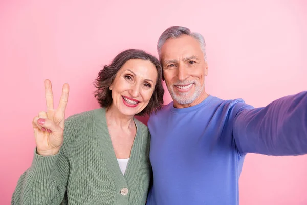 Πορτρέτο των δύο θετικών ικανοποιημένων ατόμων λάβει selfie δάχτυλα δείχνουν v-σημάδι απομονώνονται σε ροζ φόντο χρώμα — Φωτογραφία Αρχείου