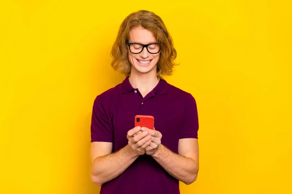 正の男性ホールドの肖像使用電話記事のコメント黄色の色の背景に隔離 — ストック写真