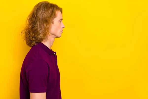 Profilo ritratto di persona calma focalizzata guardare lo spazio vuoto isolato su sfondo di colore giallo — Foto Stock