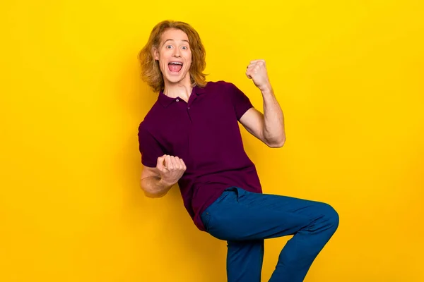 Photo of cool millennial ginger guy yell wear violet t-shirt isolated on yellow color background — Zdjęcie stockowe