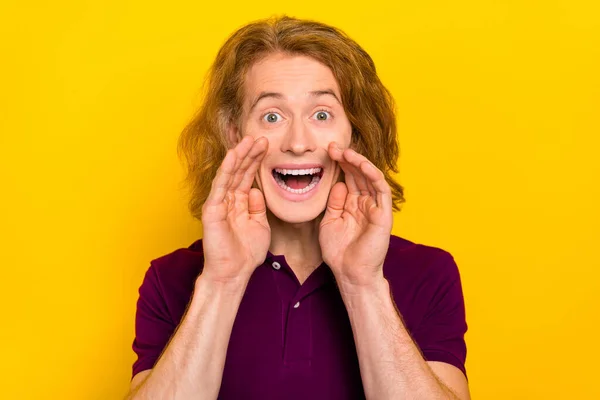 Photo of hooray millennial red hairdo guy say secret wear purple polo isolated on yellow color background — Fotografia de Stock
