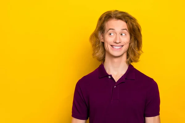 Photo of impressed young ginger guy look promo wear violet t-shirt isolated on yellow color background — Stockfoto