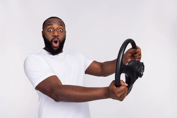 Foto van onder de indruk funky kerel gekleed casual t-shirt rijden voertuig lege ruimte geïsoleerde witte kleur achtergrond — Stockfoto