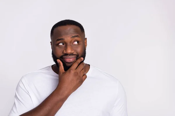 Foto van dromerige bedachtzame man gekleed casual t-shirt arm kin op zoek lege ruimte geïsoleerde witte kleur achtergrond — Stockfoto