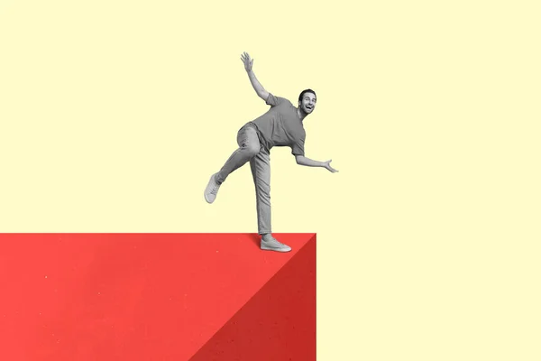 Kreativ illustrierte schwarz-weiße Gamma-Portrait der Person stehen ein Bein in der Nähe Klippe isoliert auf gelbem Hintergrund — Stockfoto