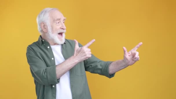 Hombre envejecido punto vacío espacio promo pulgar hacia arriba aislado brillo color fondo — Vídeo de stock