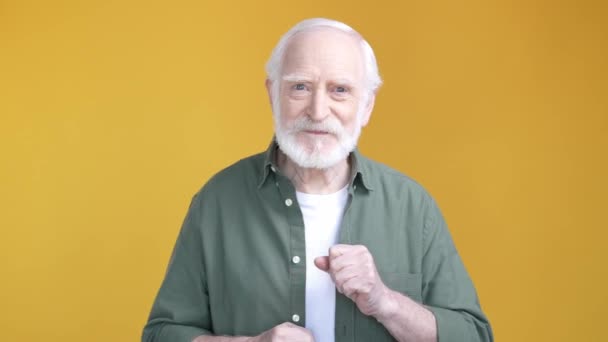 У віці чоловік покупця вибрати точковий палець ізольований яскравий кольоровий фон — стокове відео