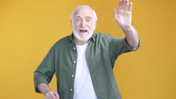 Positive aged man see friend greet loud yell isolated shine color background — Video