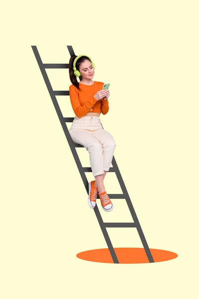 Εικόνα αφίσα του Youngster κορίτσι κάθονται ζωγραφισμένα σκάλα χρησιμοποιώντας το τηλέφωνο gadget επιλέξετε ήχου ωραίο στερεοφωνικό ρυθμό μπάσο μελωμάν τρόπο ζωής πάνω από το παρασκήνιο — Φωτογραφία Αρχείου