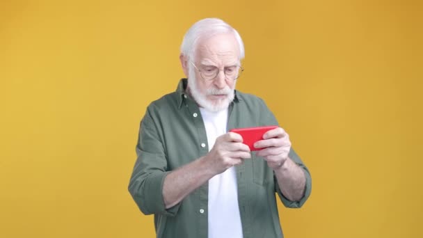 Leeftijd man spelen gadget online spel verliezen geïsoleerde glans kleur achtergrond — Stockvideo