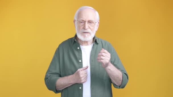 Älterer Mann erinnere mich an Gedächtnis großer Geist Vorschlag isoliert helle Farbe Hintergrund — Stockvideo
