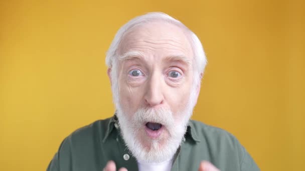 Aged man impressed incredible bargain isolated bright color background — Stok video