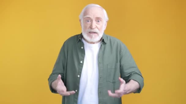 У літнього чоловіка є розбіжності крик бій ізольований яскравий кольоровий фон — стокове відео
