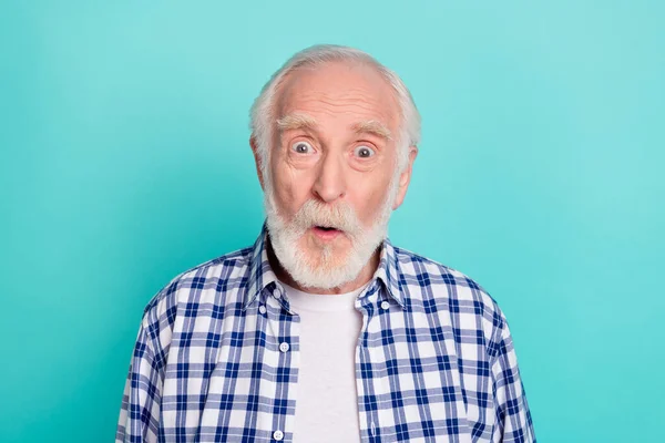 Photo of cute old man with stunned face see huge sales on black friday bargains isolated on turquoise color background — Φωτογραφία Αρχείου