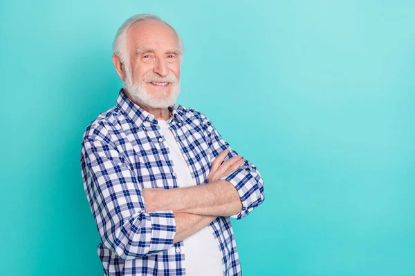 Portrait of handsome clever mature businessman with crossed arms wear fashionable shirt isolated on blue color background — Stockfoto