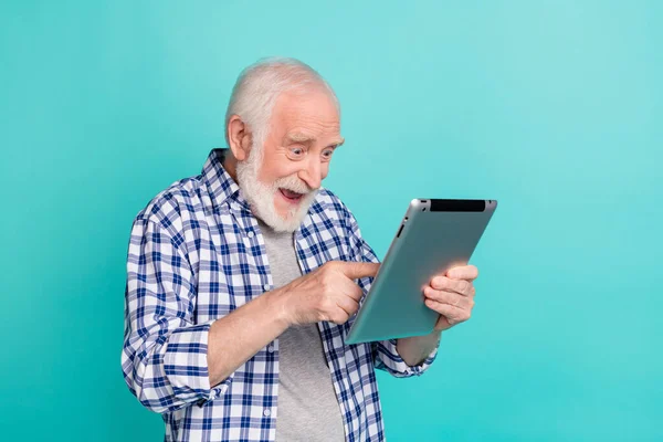 Photo of cheerful pensioner see huge bargains on black friday surfing online store isolated on teal color background — Fotografia de Stock