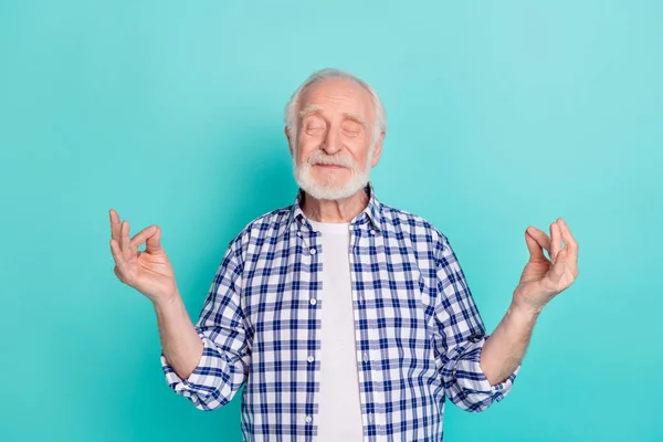 Foto van schattige vreedzame grootvader doen yoga praktijk mindfulness en geluk geïsoleerd op teal kleur achtergrond — Stockfoto