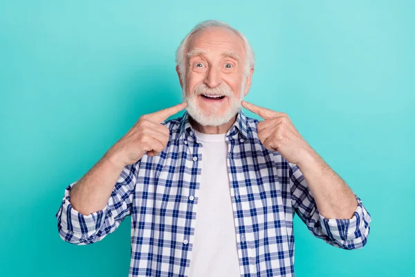 Foto de buen humor pensionista lindo recomiendan barbería mostrar barba bien recortada aislado sobre fondo de color turquesa —  Fotos de Stock