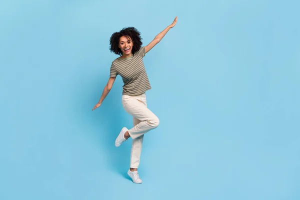 Foto de tamaño completo de la señora encantadora emocionada cogida de la mano como pájaro volador aislado en el cielo fondo de color claro — Foto de Stock