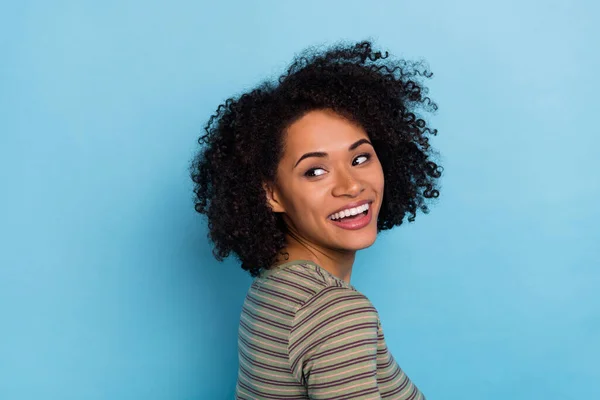Πορτρέτο της χαρούμενης κυρίας ματιά κενό χώρο απολαύσετε cosmetology φροντίδα του δέρματος οδοντιατρική διαφήμιση απομονωμένο μπλε χρώμα φόντο — Φωτογραφία Αρχείου