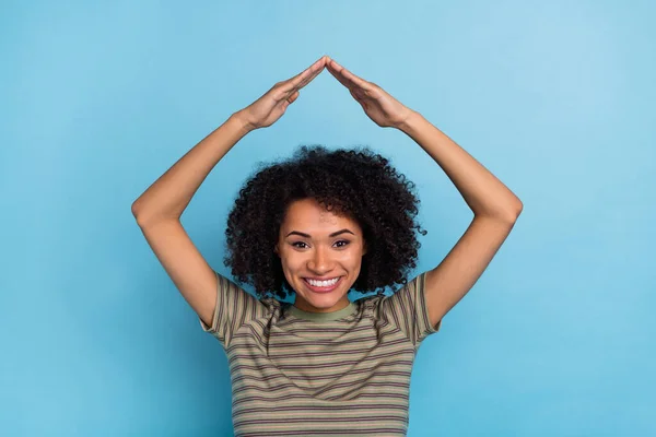 Foto de senhora mãos sobre a cabeça desfrutar seguro apartamento edifício desgaste listrado t-shirt isolado azul cor fundo — Fotografia de Stock