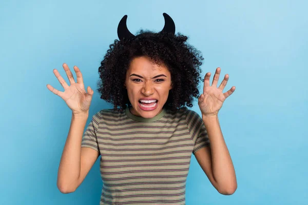 Foto av arga onda monster flicka i horn pannband visar klor händer attack isolerad på blå färg bakgrund — Stockfoto