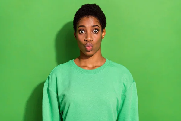 Portret van charmante persoon pruilde lippen kus kijken camera geïsoleerd op groene kleur achtergrond — Stockfoto