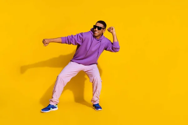 Longitud completa cuerpo tamaño vista de atractivo alegre fresco chico divertirse bailando clubbing aislado sobre brillante amarillo color fondo — Foto de Stock