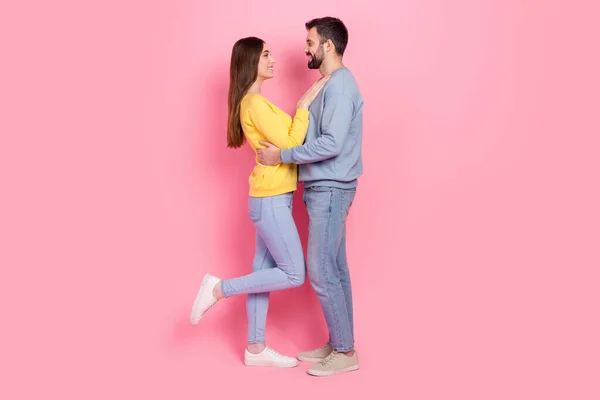 Comprimento total tamanho do corpo vista de casal alegre atraente ligação harmonia isolada sobre cor de fundo pastel rosa — Fotografia de Stock