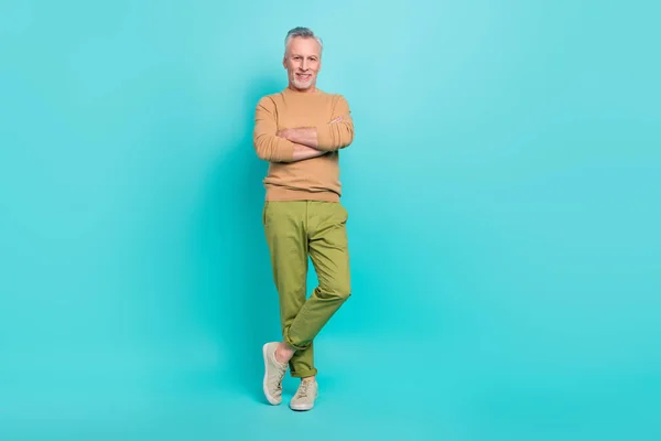 Full body photo of cool representative reliable businessman own modern it company isolated on turquoise color background — Zdjęcie stockowe