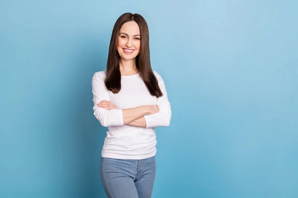 Photo of boss mature brunette lady crossed palms wear white shirt isolated on blue color background — kuvapankkivalokuva