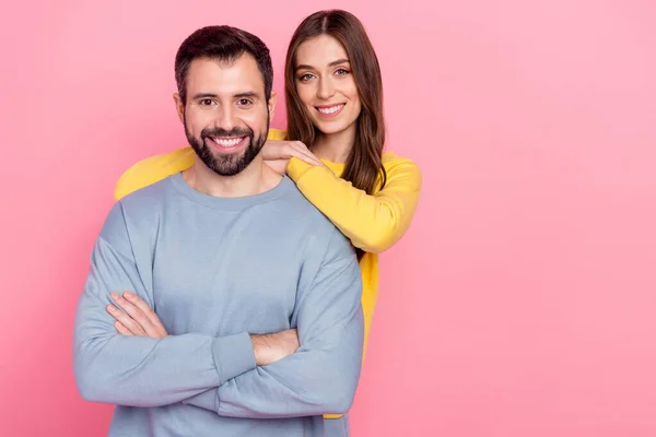 Retrato de atraente alegre casal ligação espaço cópia confiança isolado sobre cor pastel rosa fundo — Fotografia de Stock