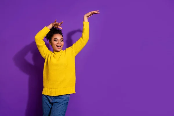 Portrét pozitivní hezká osoba bavit klubové tance dobrou náladu izolované na fialové barvy pozadí — Stock fotografie