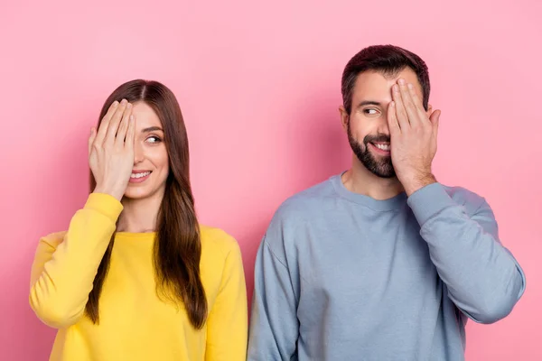 Portrait of attractive cheerful couple closing eye spy check sight isolated over pink pastel color background — Stok fotoğraf