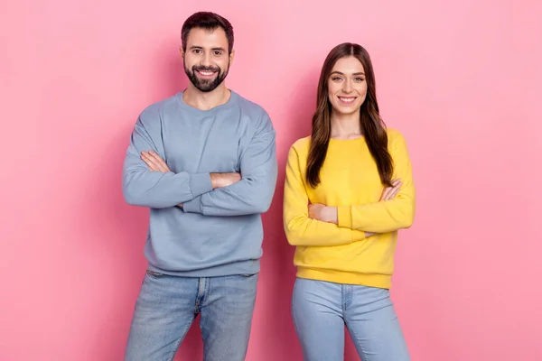 Portrait of attractive content cheerful couple folded arms isolated over pink pastel color background — 스톡 사진