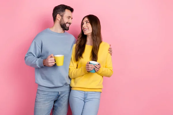 Retrato de atraente casal alegre beber bebida ligação cópia espaço isolado sobre cor pastel rosa fundo — Fotografia de Stock