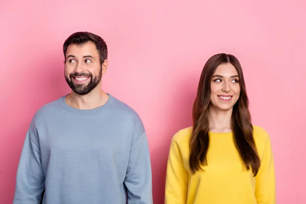 Portrait of attractive cheery couple creating strategy overthinking isolated over pink pastel color background — Foto Stock