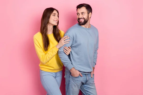 Portrait of attractive affectionate cheerful couple bonding trust support isolated over pink pastel color background — Foto Stock