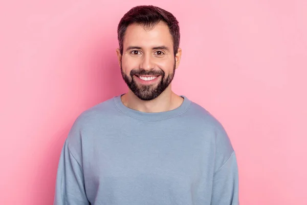 Retrato de atractivo hombre de pelo castaño alegre usando acogedor jersey aislado sobre fondo de color pastel rosa — Foto de Stock