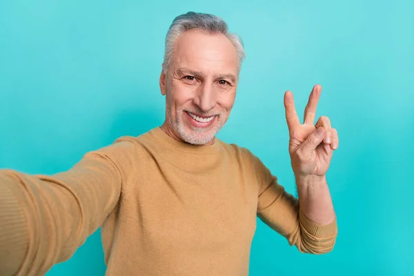 Portrait of handsome cheerful influencer granddad show v-sign make video vlog isolated on teal color background — 스톡 사진