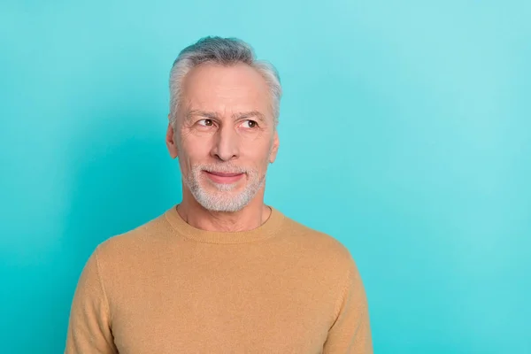 Bild av sinnade positiv person ser intresserad tomt utrymme begrunda isolerad på teal färg bakgrund — Stockfoto