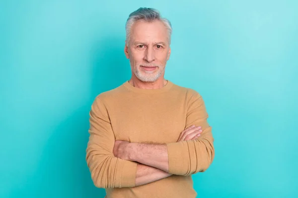 Portrait of calm intelligent person crossed arms look camera wear sweater isolated on turquoise color background — Foto de Stock